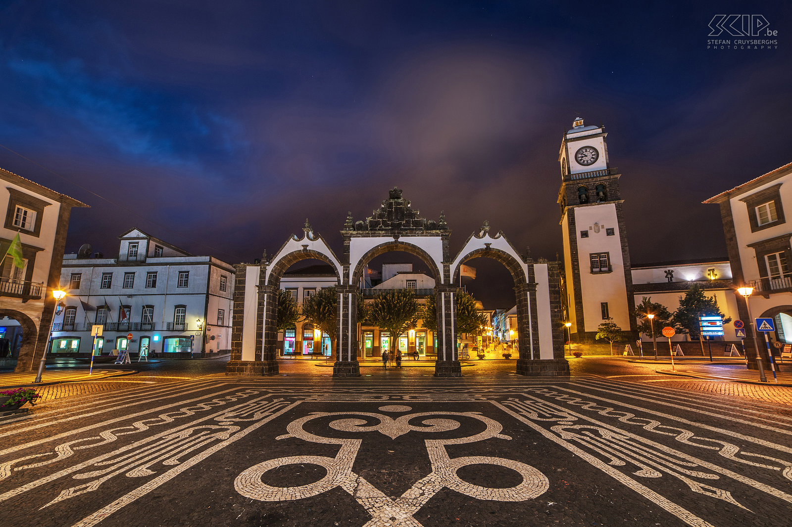 Ponta Delgado - Portas da Cidade De hoofdstad van São Miguel is Ponta Delgada. De stad telt ongeveer 65000 inwoners. Het grote plein met de Portas da Cidade, de Igreja Matriz de São Sebastiao kerk en het stadhuis vormen het centrum van het historische centrum.<br />
 Stefan Cruysberghs